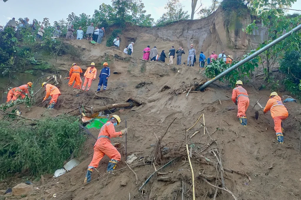 Himachal Pradesh Landslide 2025: 15 Dead, Bus Buried in Bilaspur – Rescue Ops Underway”